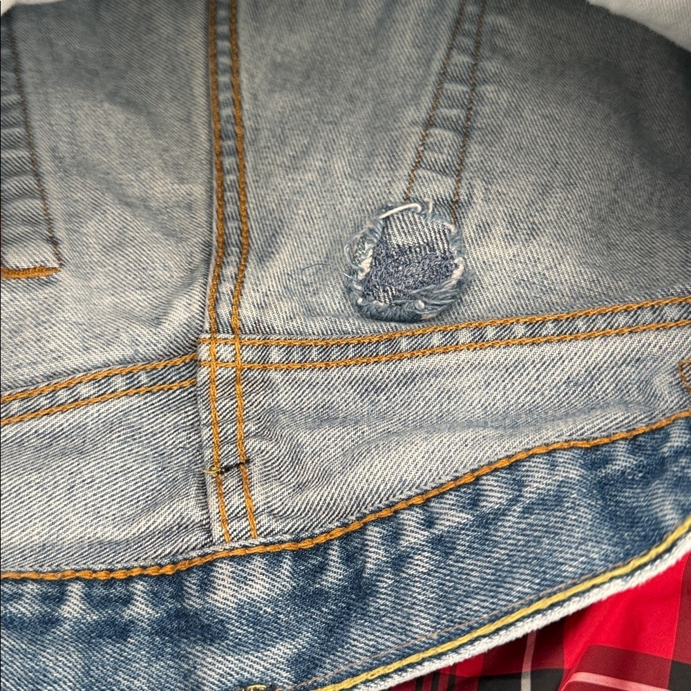 Customized pair of Levi’s 505 jeans into
About a size 26 vintage denim - Picture 14 of 16